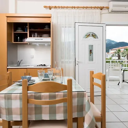 Lägenhetshotell Elena Nina 4*